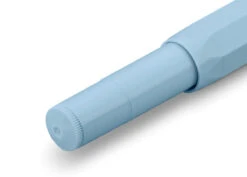 Kaweco COLLECTION Füllhalter Mellow Blue 11 Kaweco COLLECTION Füllhalter Mellow Blue -Optimal Bürobedarf Geschäft Kaweco Collection FP closed MelBlue Detail Back web s 1280x1280