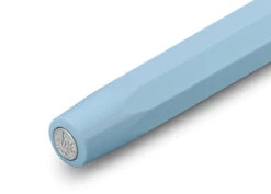 Kaweco COLLECTION Füllhalter Mellow Blue 9 Kaweco COLLECTION Füllhalter Mellow Blue -Optimal Bürobedarf Geschäft Kaweco Collection FP closed MelBlue Detail Front web s 1280x1280