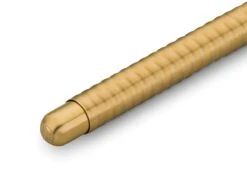 Kaweco LILIPUT Kugelschreiber Messing (Eco) Wave 6 Kaweco LILIPUT Kugelschreiber Messing (Eco) Wave -Optimal Bürobedarf Geschäft Kaweco Liliput BP BrassWave Detail Back web s 1280x1280