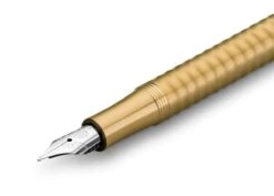 Kaweco LILIPUT Füllhalter Messing (Eco) Wave 8 Kaweco LILIPUT Füllhalter Messing (Eco) Wave -Optimal Bürobedarf Geschäft Kaweco Liliput FP BrassWave Detail Front web s 1280x1280