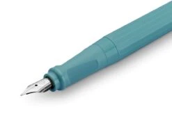 Kaweco PERKEO Füllhalter Breezy Teal 7 Kaweco PERKEO Füllhalter Breezy Teal -Optimal Bürobedarf Geschäft Kaweco Perkeo FP BreTeal Detail Front web s 1280x1280